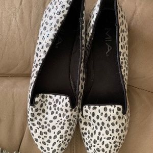 Black and White Classy Flats, great with Jeans or anything really, Size 10. MIA
